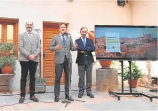  ?? // ABC ?? Carlos Velázquez, en el centro, durante la presentaci­ón de la oficina