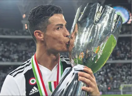  ?? FOTO: GYI ?? Cristiano Ronaldo, el rey de Arabia El portugués besa la Supercoopa y sigue acumulando títulos tras ganarlo todo en el Real Madrid