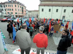  ??  ?? Preoccupat­i Il sit-in dei lavoratori Acc davanti alla prefettura di Belluno