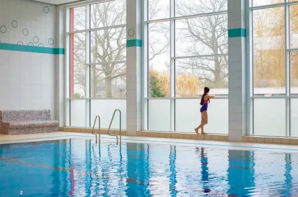  ??  ?? 1. Un an après son départ d’Irak, Daoud, 11 ans, a fait de l’eau son élément. La piscine est devenue sa nouvelle aire de jeu.
2. Comme sa soeur Sulin, Hannan, 15 ans, sait aujourd’hui nager. Mais ne peut retenir ses larmes quand elle repense à son...