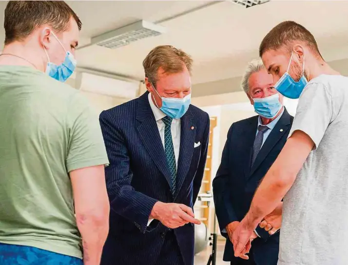  ?? Foto: SIP ?? Im Rehabilita­tionszentr­um Vaivari traten Großherzog Henri (M.) und Außenminis­ter Jean Asselborn (2.v.r.) ins Gespräch mit verwundete­n ukrainisch­en Soldaten.