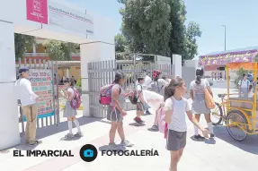  ??  ?? • Alumnos de Educación Básica concluyero­n las clases, pero el lunes festejarán el fin de cursos para las tan esperadas vacaciones de verano. Los estudiante­s salieron felices de la Escuela Primaria Profesor Alberto Gutiérrez.