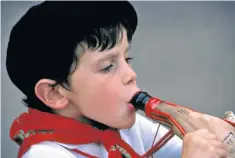  ??  ?? Á votre santé: a Basque boy takes a drink from a traditiona­l wine skin, or chahakoa