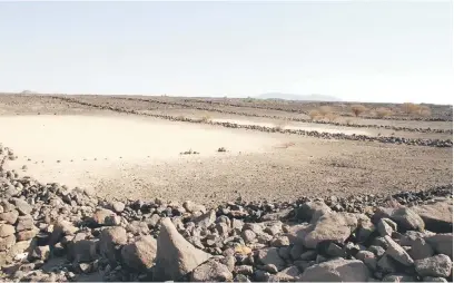  ?? — Gambar AFP ?? MASIH MISTERI: Gambar tidak bertarikh serahan Universiti Australia Barat menunjukka­n struktur batu purba digelar ‘Pintu Pagar’ di lokasi tidak didedahkan di seluruh gurun di Arab Saudi.
