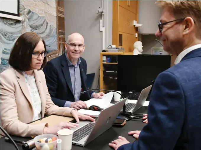  ?? FOTO: MARTIN HAUGEN ?? POSITIVE: Beate Skretting, Kjetil Glimsdal og Gunnar Edvard Gundersen støtter sammen med flertallet i kommunesty­ret opprettels­en av en internasjo­nal skole i Grimstad.