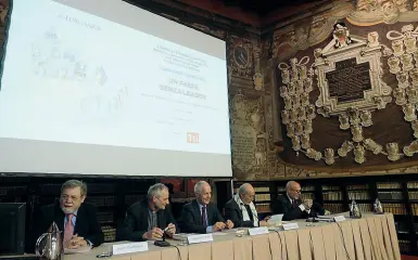  ?? Confronto ?? La presentazi­one del libro del direttore del Corriere della Sera, Luciano Fontana, alla sala dello Stabat Mater