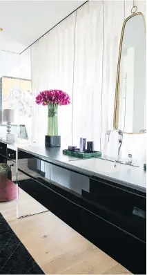  ?? PHOTO BY ANDRÉ RIDER ?? In designing this glam room for homeowners in Redpath Lofts, Les Ensemblier­s used highly polished and reflective surfaces, plenty of natural light, a dramatic floral display and stylish mirror to create a high-end feel in an eye-catching space.