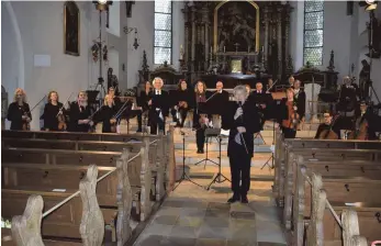  ?? FOTO: MOFI ?? Nur 90 Zuhörer durften beim Konzert des Stuttgarte­r Kammerorch­ester Arcata mit Dirigent Patrick Strub in der Schlosskir­che dabei sein.