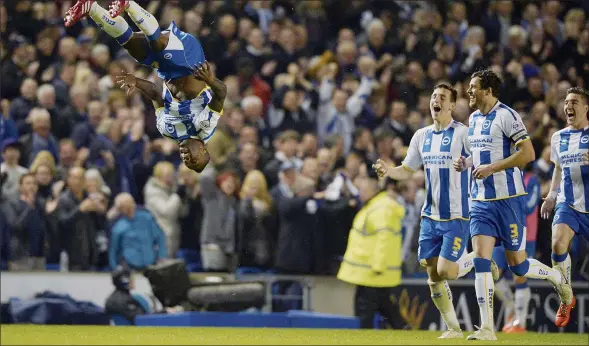  ?? PICTURES: Pinnacle ?? LOOK AT ME LADS: Brighton’s Kazenga LuaLua after giving the Seagulls the lead