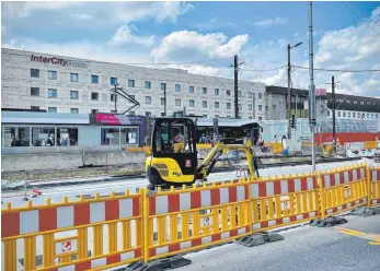  ?? FOTO: ALEXANDER KAYA ?? Vor dem Ulmer Hauptbahnh­of stehen in den Sommerferi­en Bauarbeite­n an, unter anderem wird die neue Straßenbah­nhaltestel­le in Betrieb genommen.