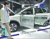  ?? ZHOU DONGCHAO / FOR CHINA DAILY ?? An internet-connected model, the Roewe RX5, catches visitors’ eyes at an expo in Shanghai.