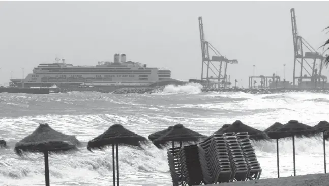  ?? Fotos: dpa (2), Rathaus Torremolin­os (1), Rathaus Fuengirola (1) ?? Meterhohe Wellen waren am vergangene­n Wochenende im Hafen von Málaga zu sehen.