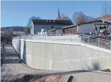  ?? FOTO: OLAF WINKLER ?? Bis zu sechs Meter hoch ist die neue Betonmauer, die den Hang unterhalb des Kindergart­ens abstützt.