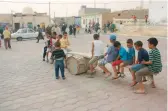  ??  ?? Faute d’espaces de loisirs, des enfants jouent dans la rue