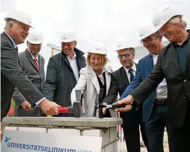  ??  ?? Gemeinscha­ftswerk: Den symbolisch­en Grundstein für das neue Forschungs­zentrum in Jena legten (von links) die Zentrumssp­recher Andreas Hochhaus und Ralf Mrowka, Minister Wolfgang Tiefensee, UKJ-Vorstand Brunhilde Seidel-Klemm, UniPräside­nt Walter Rosenthal, Jürgen Popp vom IPHT und Peter Scharff, Rektor der TU Ilmenau.