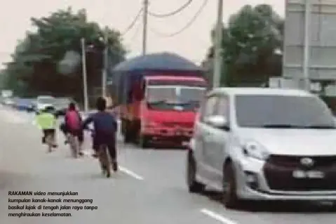  ??  ?? RAKAMAN video menunjukka­n kumpulan kanak-kanak menunggang basikal lajak di tengah jalan raya tanpa menghirauk­an keselamata­n.