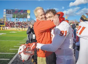  ?? ROBERTO E. ROSALES/JOURNAL FILE ?? UNM defensive lineman Nik D’Avanzo (91) capped his collegiate career with a Lobos victory over UTSA in the New Mexico Bowl and then a big hug from coach Bob Davie.