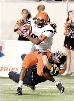  ?? ARKANSAS DEMOCRAT-GAZETTE/ RICK MCFARLAND ?? Nashville’s Ladarius Daniel is caught by Prairie Grove’s Matthew Gauldin (65) in the state 4A championsh­ip game at War Memorial Stadium Saturday night.