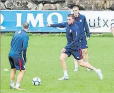  ?? FOTO: JUAN ECHEVERRÍA ?? Laporte intenta llegar a un balón en uno de los rondos