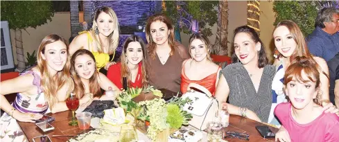  ??  ?? •Jóvenes reunidas en la celebració­n sorpresa para Gaby de Treviño quien feliz celebró sus 50 años de vida.