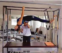  ??  ?? Mari Paraíba, ponteira da seleção, faz sessão de pilates