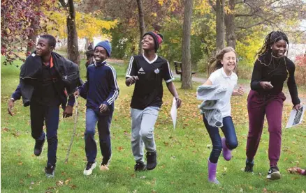  ?? PHOTOS JACQUES NADEAU LE DEVOIR ?? Chasse au trésor au parc Basile-Routhier, dans le nord de Montréal. Rien de mieux pour mettre des sourires sur les visages des élèves de l’école primaire Laurentide.