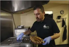  ?? ROSS D. FRANKLIN — THE ASSOCIATED PRESS ?? Jose Gamiz, a co-owner at the Mi Vegana Madre restaurant, prepares fresh vegan tacos in Glendale, Ariz., earlier this month.