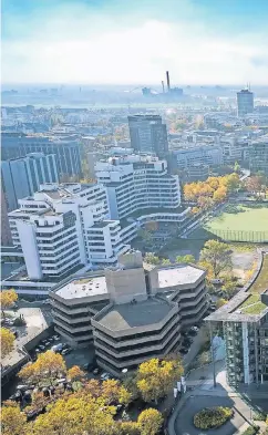  ?? FOTO: INITIATIVE SEESTERN ?? Das Seesternge­biet aus der Luft. In dem sechseckig­en Gebäude vorn sitzt die Firma Lindner Immobilien, hinten rechts ist Vodafone.