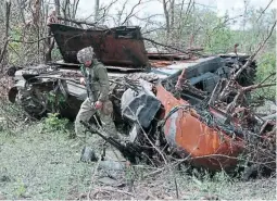  ?? ?? COMBATE. Un militar ucraniano inspeccion­a un tanque ruso destruido cerca de la aldea de Bilohorivk­a, Lysychansk.