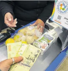  ?? ?? LAS COMPRAS se limitan en su mayoría a sólo lo necesario.