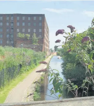  ?? Aidan O’Rourke ?? ●● Looking east along the Ashton Canal