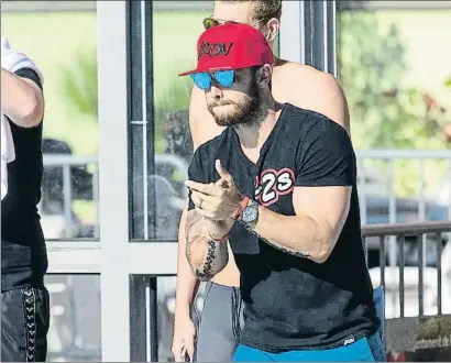  ?? CÉSAR RANGEL ?? Shane Tusup anima a Katinka Hosszú en la piscina del CN Sant Andreu, a mediados de junio