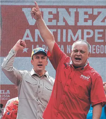  ?? Afp ?? DÚO. El vicepresid­ente Tareck El Aissami y Diosdado Cabello encabezaro­n una “marcha antiinterv­encionista” ayer en Caracas; los partidario­s llegaron a las inmediacio­nes de la Asamblea.