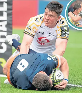  ?? ?? Edinburgh’s Magnus Bradbury scores a secondhalf try yesterday but it was Wasps who were celebratin­g (inset above) at the final whistle