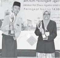  ??  ?? JUARA Pertanding­an Syarahan Agama Piala Ketua Menteri Sabah peringkat Negeri Zaihan (kiri) dan Siti Rabiahtul (kanan).