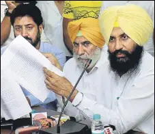  ?? HT PHOTO ?? Lok Insaaf Party MLA Simarjeet Singh Bains interactin­g with the media in Jalandhar on Saturday.