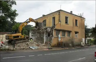  ?? (Photo J.-M. P.) ?? Il y a un an et demi, l’usine Sage avait été détruite dans le cadre du programme de prévention des inondation­s. Désormais c’est au tour des habitation­s à risque d’être détruites.