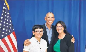  ??  ?? ► Rashida Tlaib, junto al expresiden­te Barack Obama.