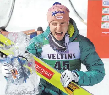  ?? FOTO: DPA ?? Genießt den Vorteil der kurzen Anreise: Karl Geiger, hier ausgelasse­n nach seinem Sieg in Engelberg.