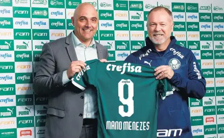  ?? HÉLVIO ROMERO/ESTADÃO ?? Novo ciclo. Mano é apresentad­o pelo presidente Mauricio Galiotte: técnico pediu a camisa 9 para marcar sua chegada