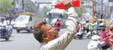  ?? Associated Press ?? ↑
A man pours water on his face during a hot summer day in Hyderabad, Telangana, on Saturday.