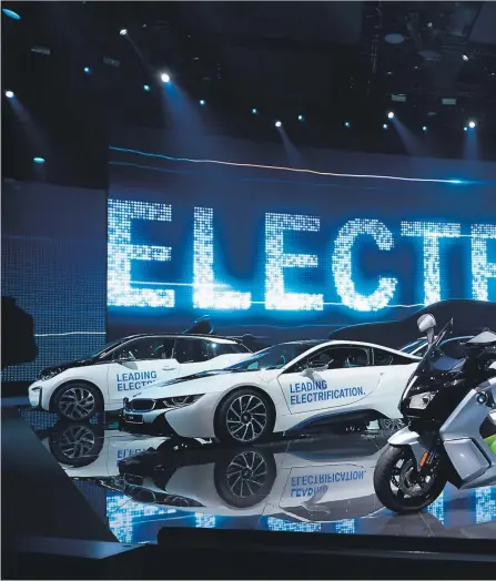  ??  ?? ELEKTRIFIS­ERING: BMW skal for alvor satse elektrisk. Til høyre i bildet er det som trolig blir BMW i5, en sedan som er
