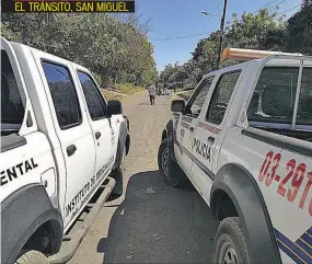  ??  ?? LA MAYORÍA DE HOMICIDIOS OCURRIERON EN LA ZONA ORIENTAL DEL PAÍS. EN LA IMAGEN SE MUESTRA LA ESCENA DEL HOMICIDIO DE UN MOTOCICLIS­TA.