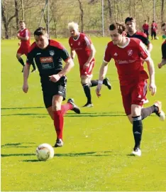  ?? Foto: Dieter Mack ?? Alle Möttinger Bemühungen, auch die von Thomas Wittke (rechts) halfen nichts. Die Rieser unterlagen Aufstiegsa­spirant Bubesheim 0:2.