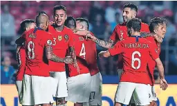  ??  ?? FESTEJO. Los jugadores de Chile celebran el gol de Erick Pulgar.