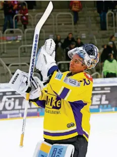  ?? FOTO: SAMLA ?? Krefelds Torwart Dimitri Pätzold feierte vor einer Woche beim Spiel in Düsseldorf seinen ersten Saisonsieg. Auch heute in Mannheim steht er im Tor.