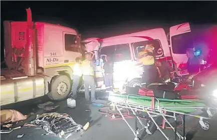  ?? / MANDLA KHOZA ?? Medical personnel attend to the accident scene that claimed 15 lives on the N4 between Malelane and Mbombela on Friday. A head-on collision claimed the lives of six people on the N1 in Modimolle.