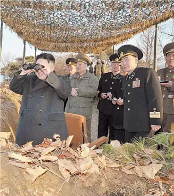  ?? AFP ?? Vigilancia. El líder de Corea del Norte con sus prismático­s observa el ensayo.