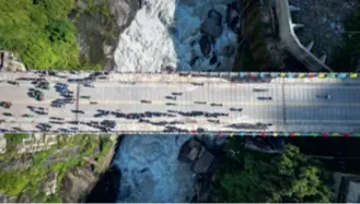  ?? ?? Aerial view of Chinese and Nepalis walking across the China-Nepal Friendship Bridge at the Zham Port in Xigaze, Xizang Autonomous Region, on September 1, 2023