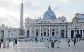  ?? FOTOS (4): PETRA KAMINSKY/DPA ?? Das Kopfsteinp­flaster in Italiens Hauptstadt blickt auf eine lange Geschichte zurück. Die Sanpietrin­i genannten Steine sollen im 16. Jahrhunder­t erstmals am Petersplat­z, der Piazza San Pietro, gesetzt worden sein.
